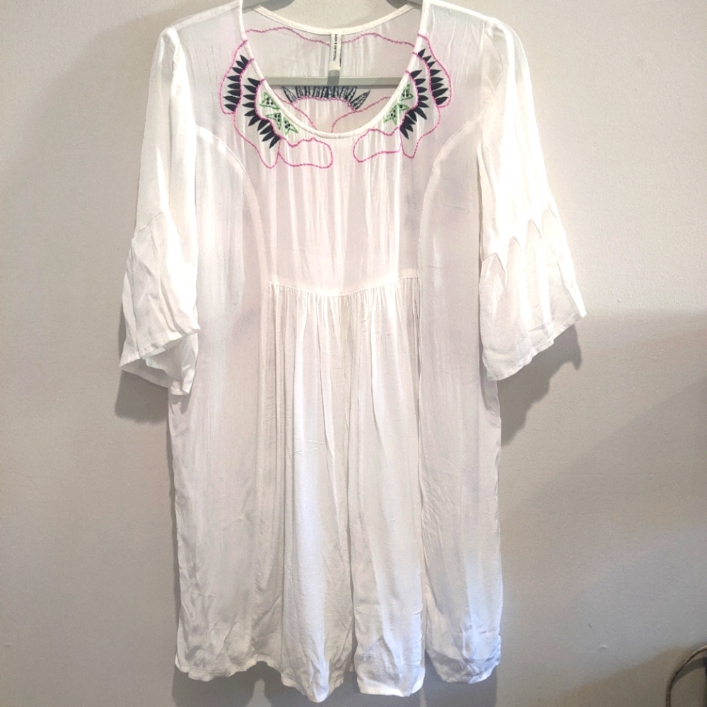 Tallulah & Hope Embroidered Short Sleeve White Tunic - Size S
